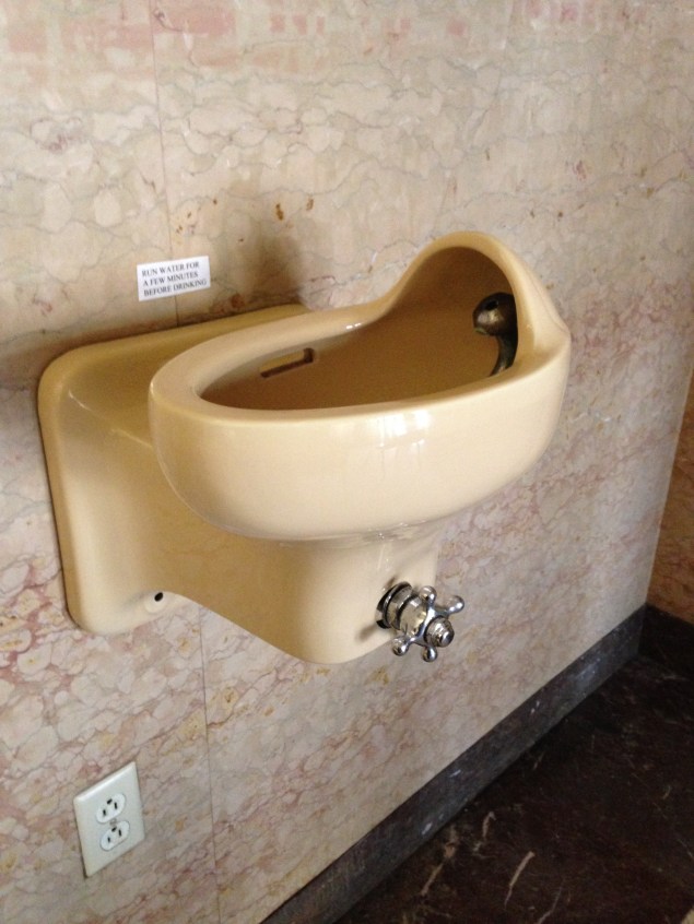 Moderne drinking fountain